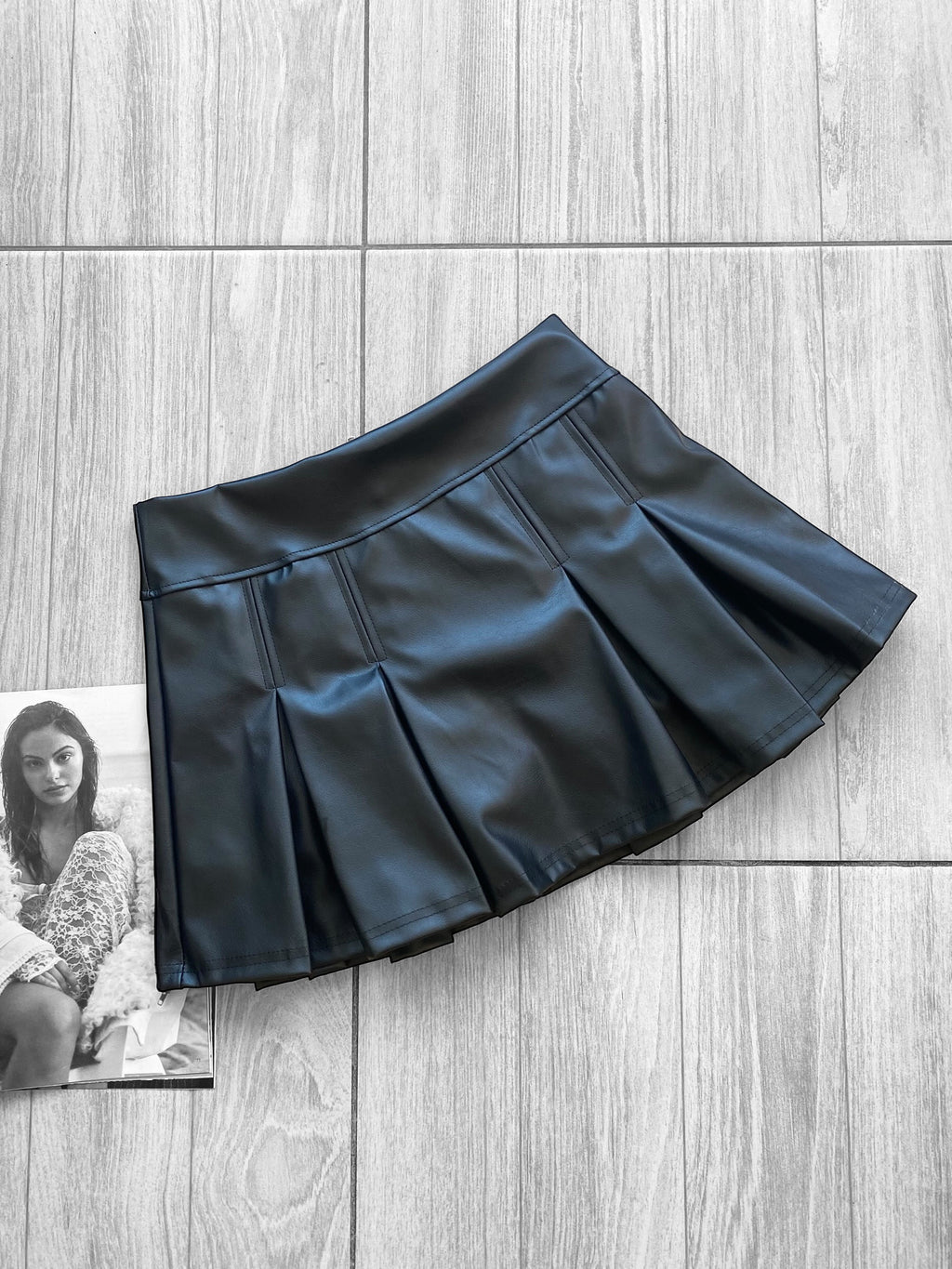 Falda tableada eco cuero con short por dentro