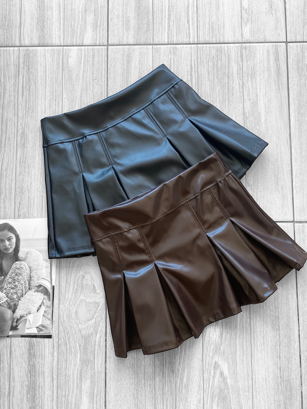 Falda tableada eco cuero con short por dentro