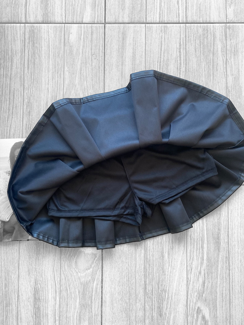 Falda tableada eco cuero con short por dentro