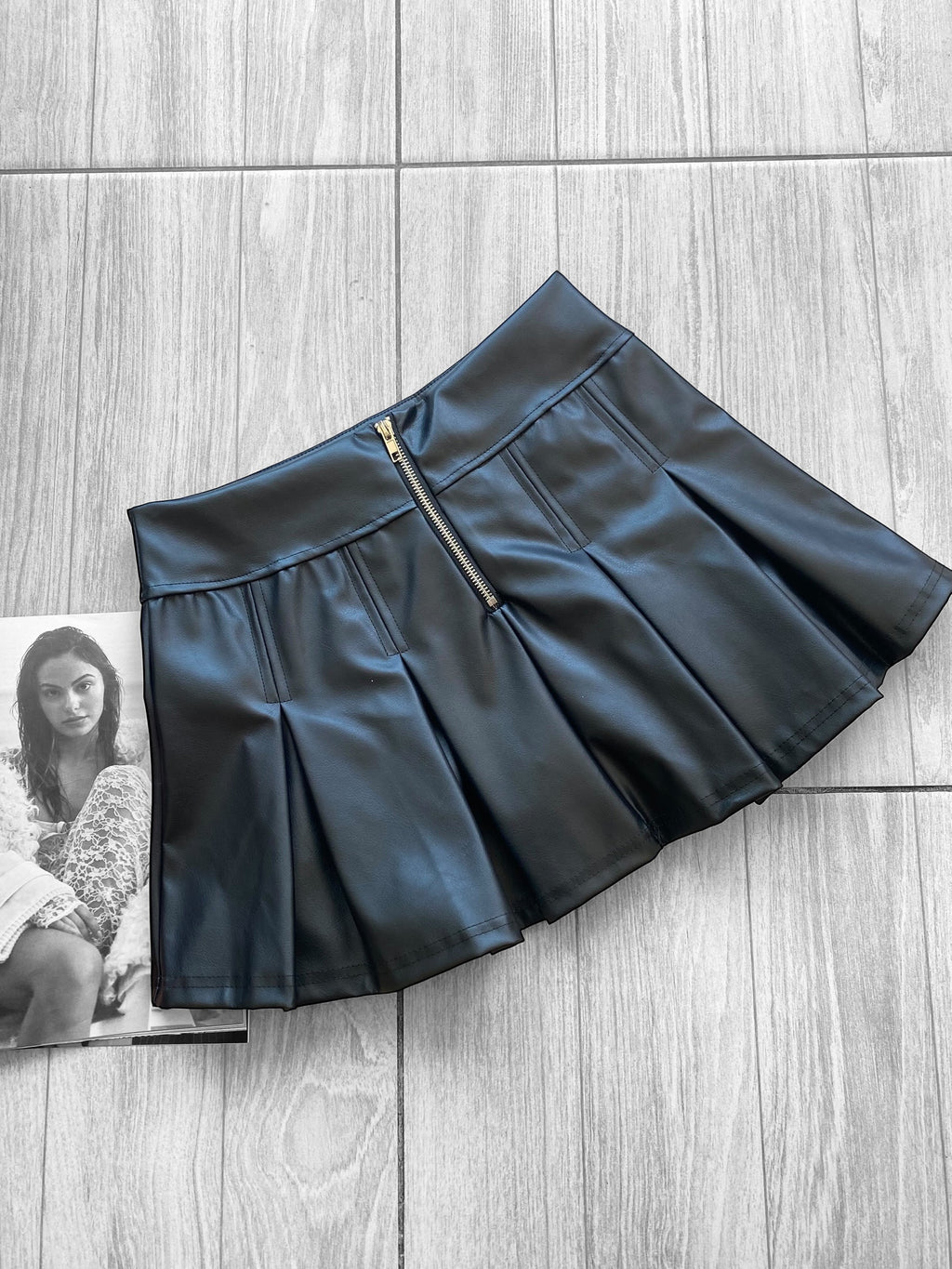 Falda tableada eco cuero con short por dentro