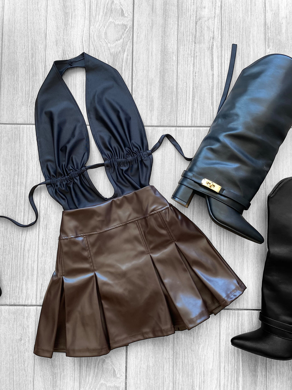 Falda tableada eco cuero con short por dentro