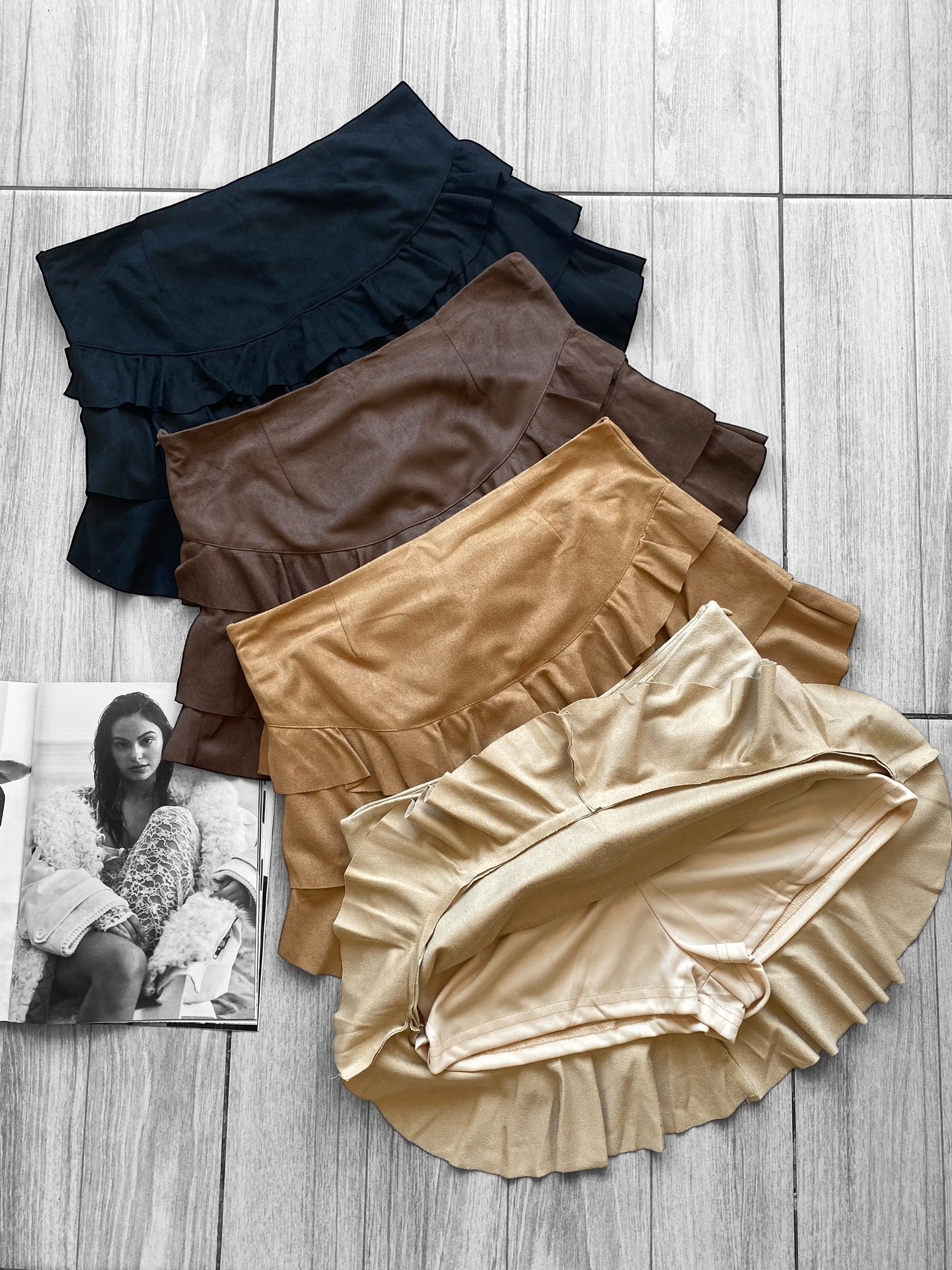 Falda vuelos gamuza con short