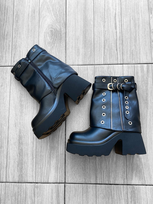 Botas con capucha y tachas